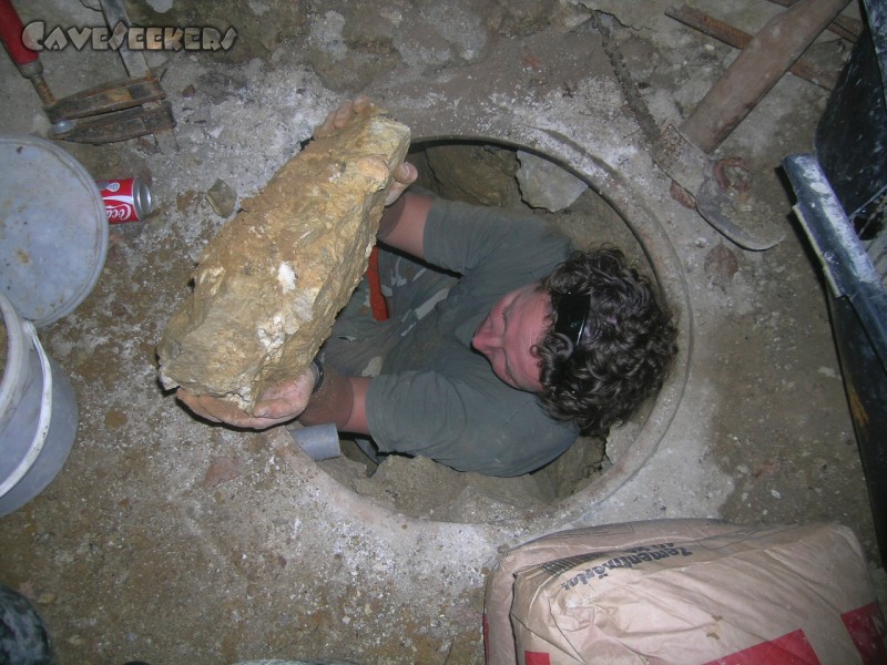 Rostnagelhöhle: Arbeiten an der zweiten Rostnagelhöhle. Material fürs Generatorhaus.