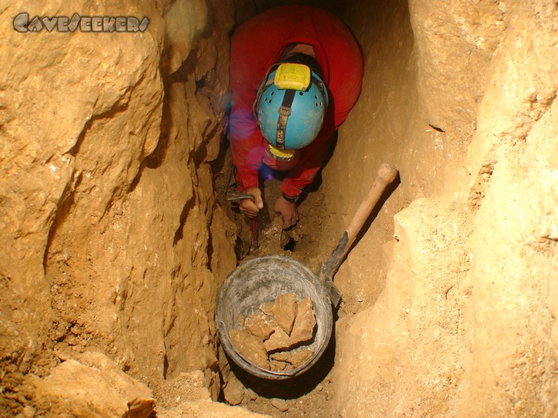 Rostnagelhöhle: Herr Härtl im Gulli. Man kann die Fortstetzung bereits erkennen - die Bewetterung ist verbluffend stark.