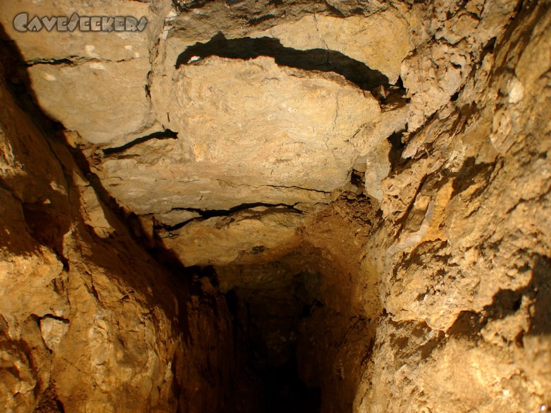 Rostnagelhöhle: Die Deckensituation unter dem Gulli ist beängstigend. Nicht jedoch für echte Männer.