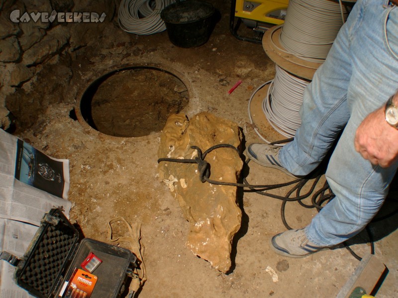 Rostnagelhöhle: Bergung aus dem Gulli mittels geschickt verknotetem Seil.