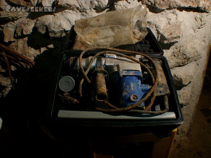 Rostnagelhöhle: Die namensgebende Maschine. Silber/Blau und leicht schmutzig.