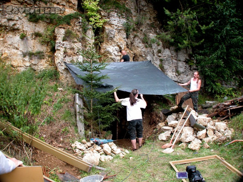 Rostnagelhöhle: Aus Angst vor üblem Naß, wird zuerst ein Dächlein angebracht.