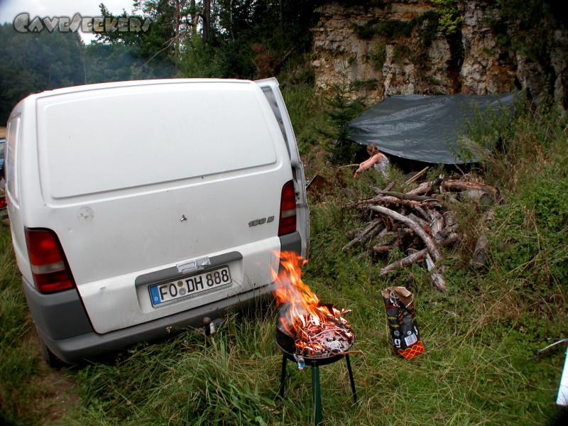 Rostnagelhöhle: Und der Grill in Betrieb gesetzt.