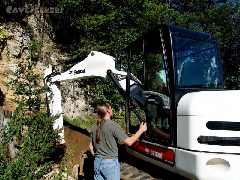 Rostnagelhöhle: Chefarzt Weiss erläßt Befehle.