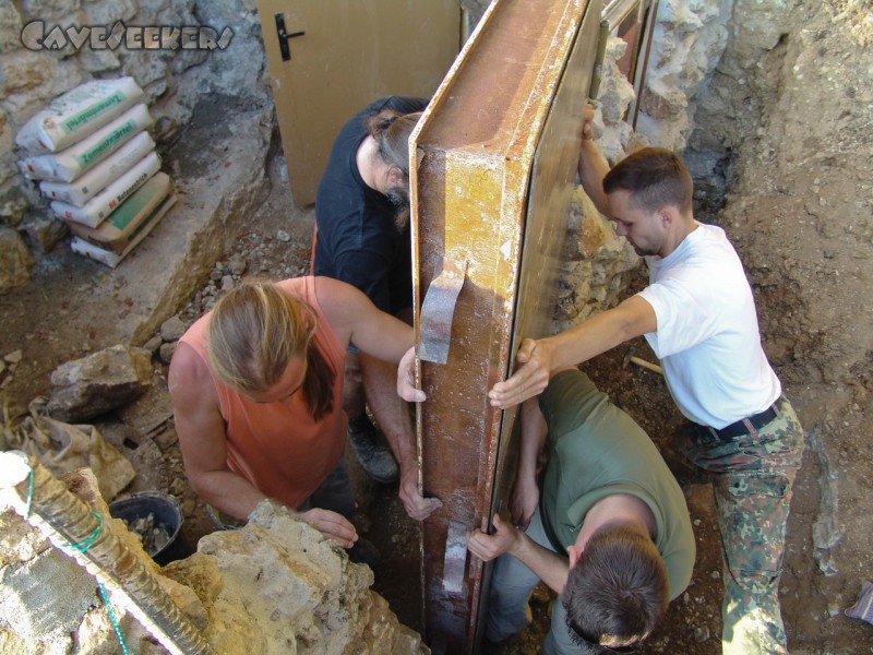 Rostnagelhöhle: Profis beim setzen der Tür.