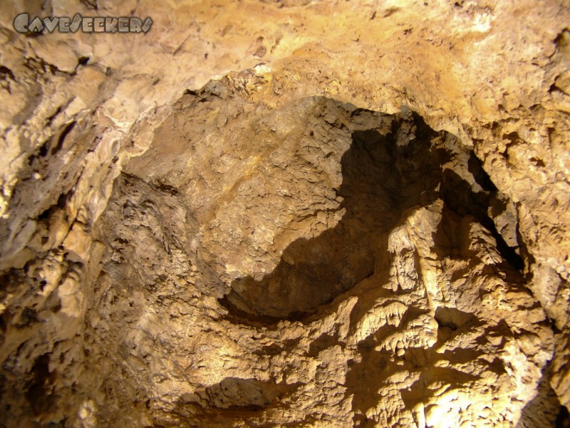 Saugendorfer Höhle: Kleine Nebenhalle in Licht und Schatten.