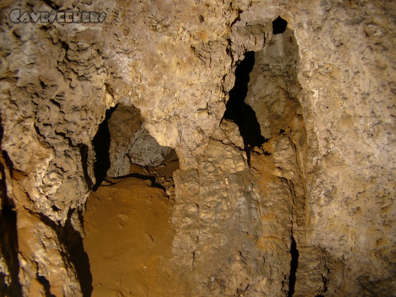 Saugendorfer Höhle: Blick von der Schräge zum oberen Höhlenteil.