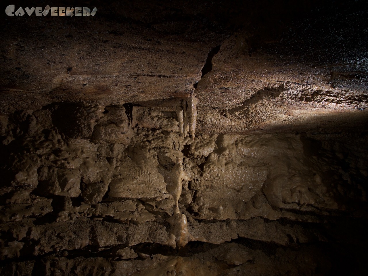 Schandtauber Höhle 2: Auch Sinter wird vorgefunden.