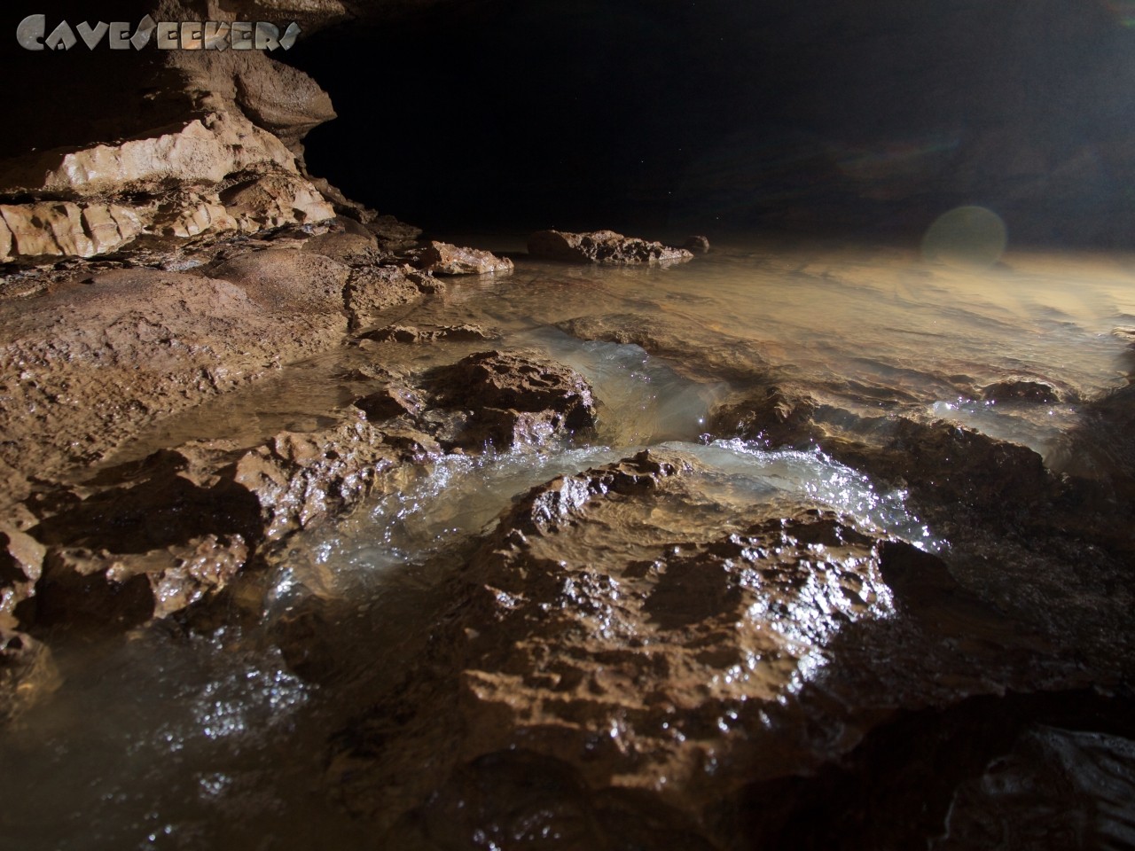 Schandtauber Höhle 2: Auch bei Niedrigwasser ist noch Strömung zu fotografieren.