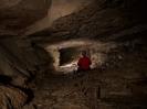 Schandtauber Höhle 2 - Man erkennt den unangenehmen Charakter des Lochs: Harter, scharfkantiger Boden. Niedrige Decke. Feucht.