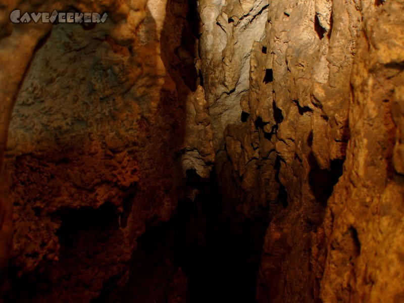 Schleifsteinhöhle: Scharfkantige Spalten in alle Himmelsrichtungen.