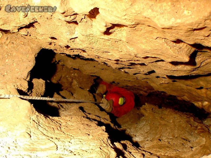Schleifsteinhöhle: Scharfkantige Spalten nach Unten.