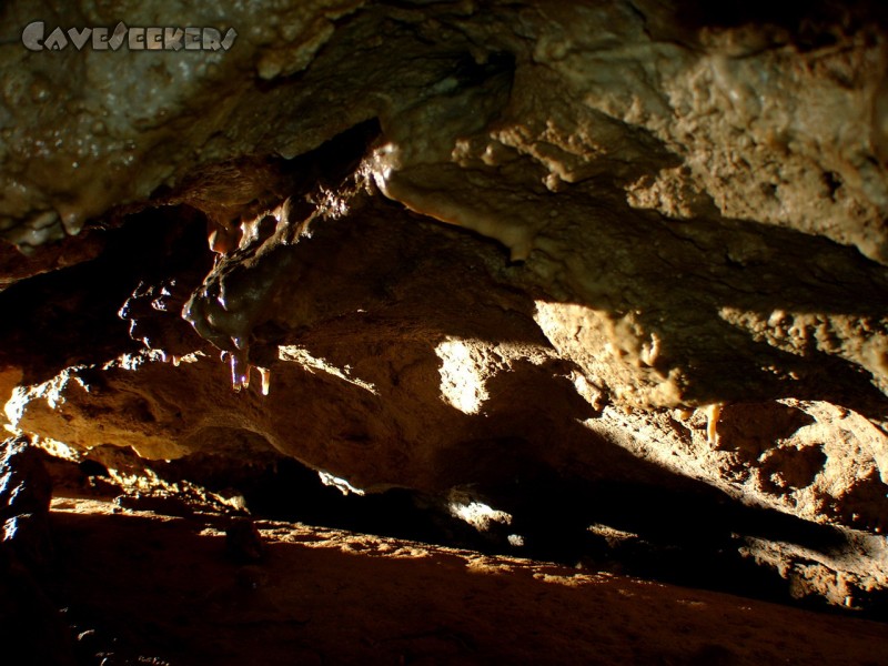 Schleifsteinhöhle: Auch an horizontalen Spalten ist kein Mangel.