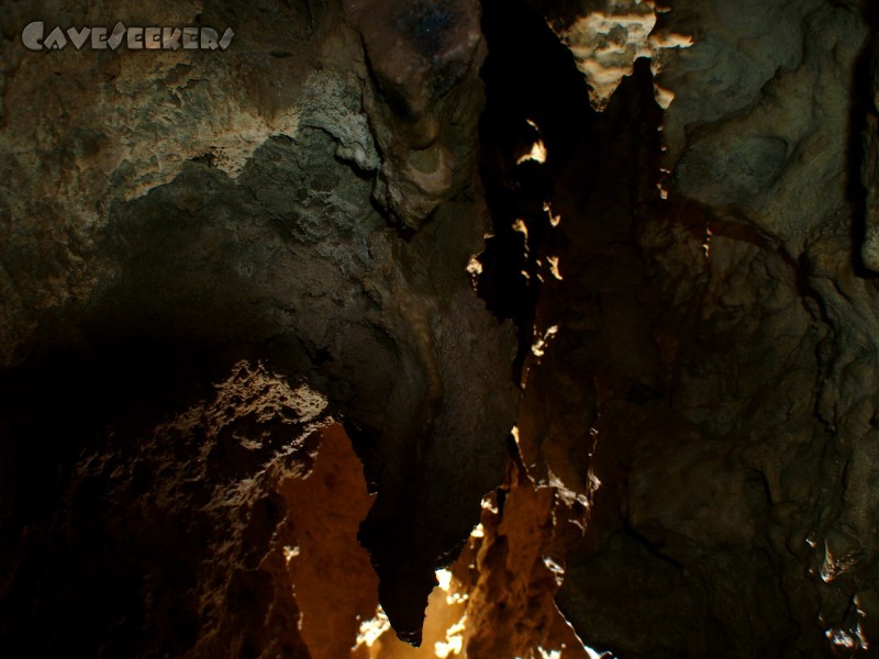 Schleifsteinhöhle: Selbst mitten im Spalt lauern diverse scharfe Hindernisse.