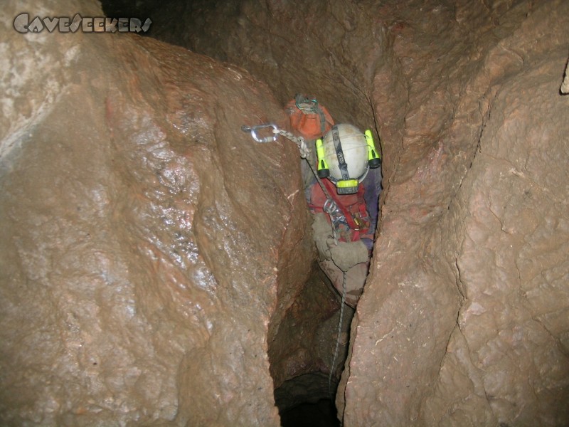 Schlüssellochhöhle: Konopac im Loch. Zu erkennen an den Kabelbindern.