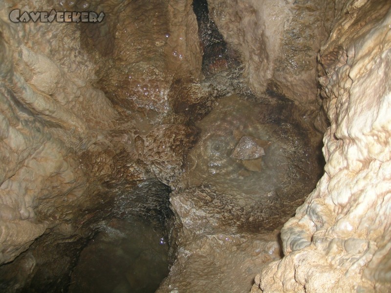 Schlüssellochhöhle: Wasser, getrübt durch Metzgerstiefel