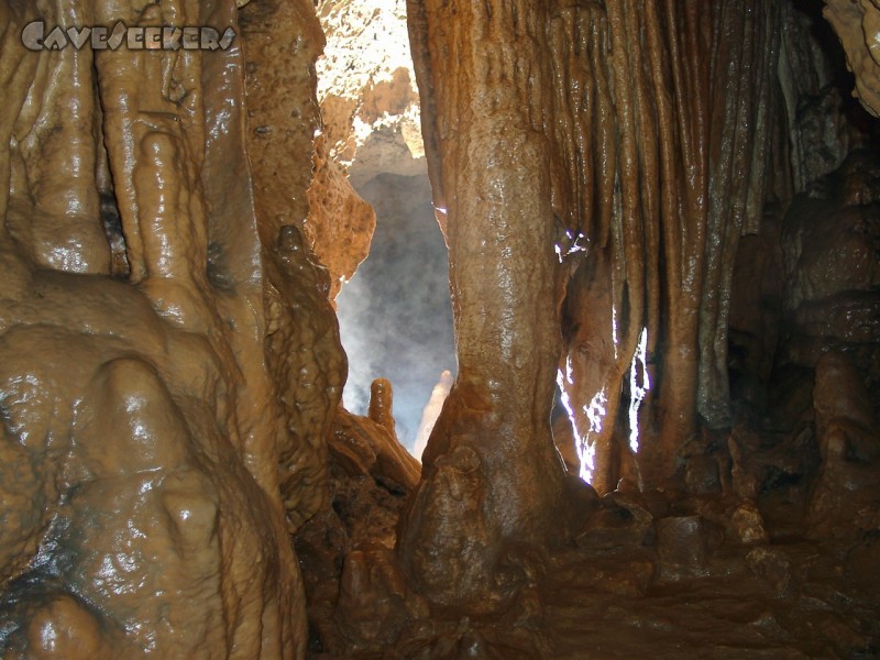 Schönsteinhöhle: CaveSeekers Rauchtechnik. Rauch im Sinne von Atemabgasen.