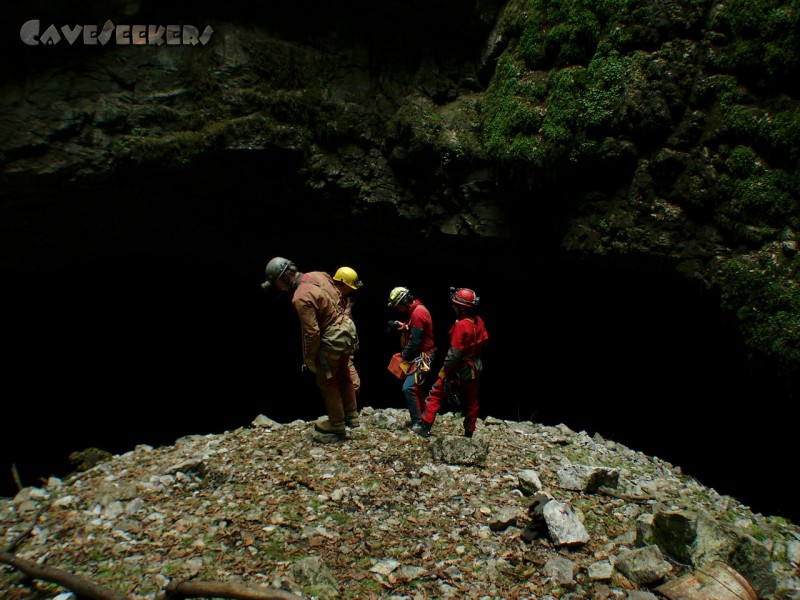 Schusserschacht: Blick von der Seite: CaveSeekers am Müllberg.