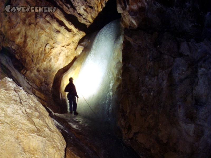 Schwarzmooskogel Eishöhle: Kamerad Faerber auf der Hälfte des Eiswasserfalls.