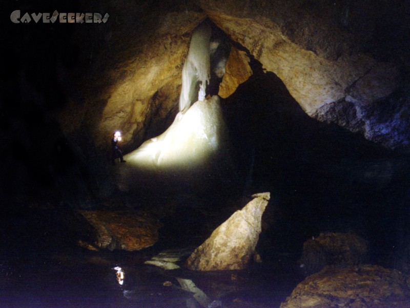 Schwarzmooskogel Eishöhle: 60 Meter hinter dem Eingang in der Schneevulkanhalle - der nicht mehr ganz erkenntliche Eiselefant.