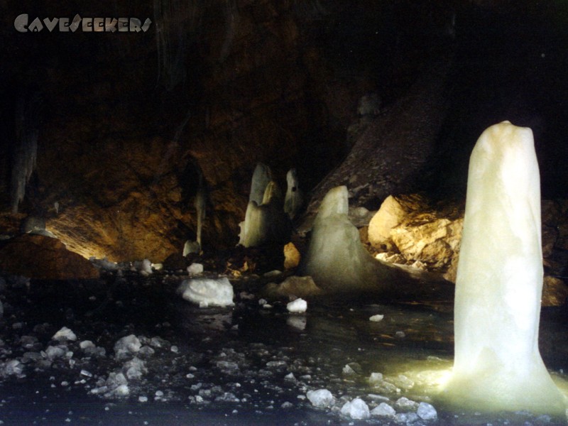 Schwarzmooskogel Eishöhle: Blick quer durch die Halle.