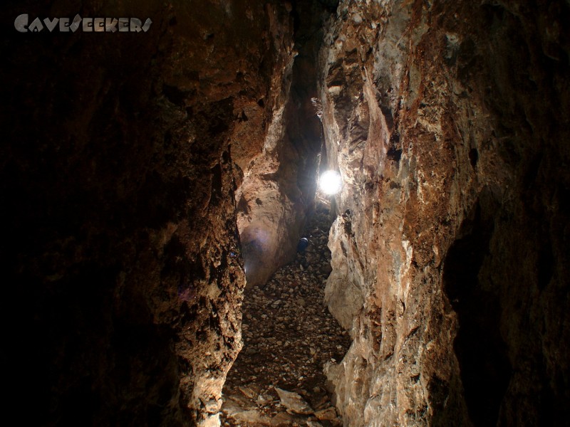 Schwefelhöhle: Der Hauptspalt. Ganz hinten.