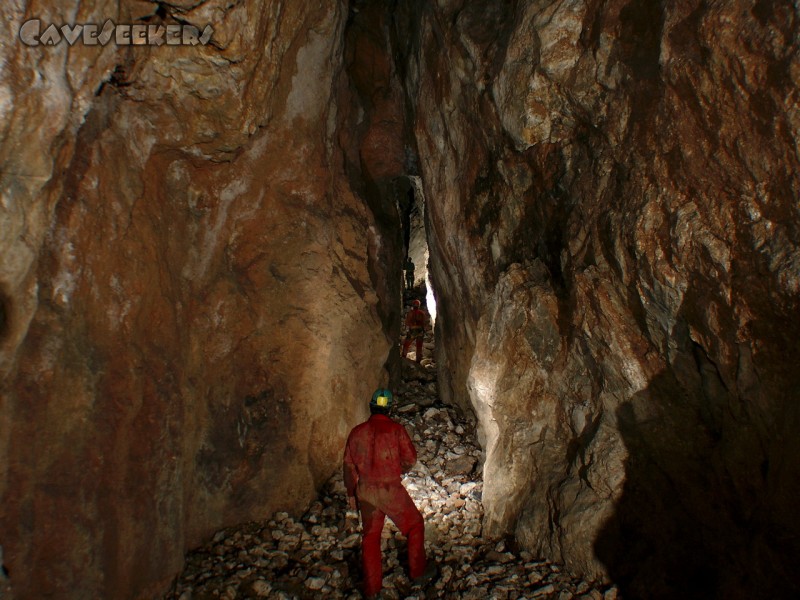 Schwefelhöhle: 20 Meter weiter in Richtung Schacht.