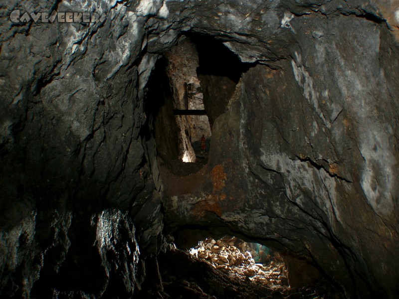 Schwefelhöhle: Wieder ein paar Meter weiter. Kleiner Mann in der Bildmitte.