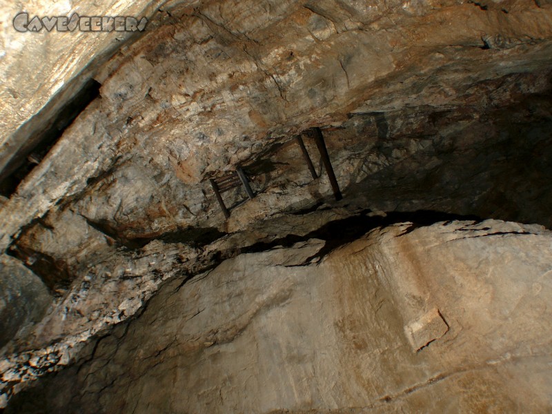 Schwefelhöhle: Blick nach oben. Es handelt sich offenbar um Reste einer Treppenkonstruktion, welche einst dem Steinklopfer half, an die Kristalle zu kommen. Siehe auch die quadratische Vertiefung am Fels im Vordergrund.