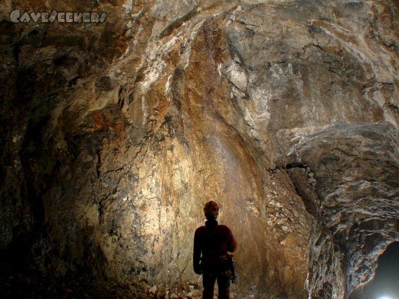 Schwefelhöhle: Frau Hehenberger vor Wasserfall.