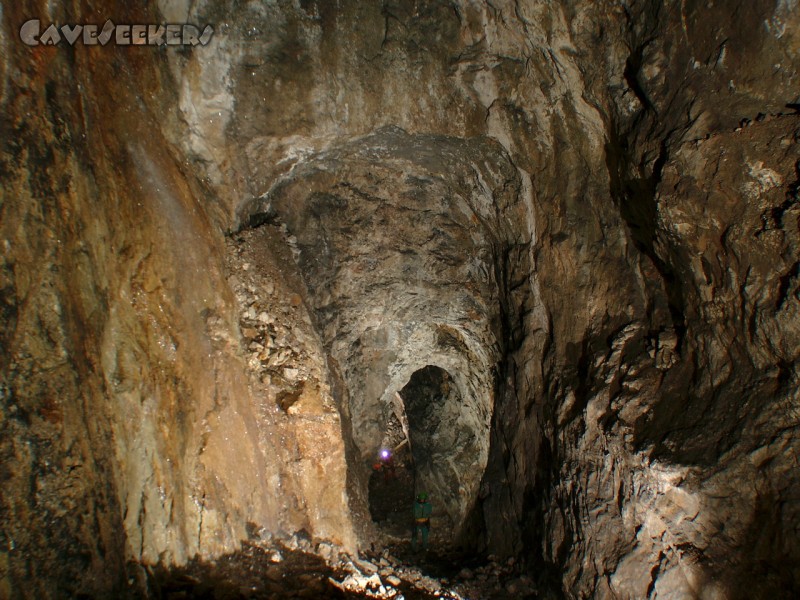 Schwefelhöhle: Kleine Menschen.