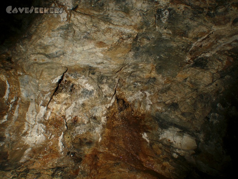 Schwefelhöhle: Zwei Löcher in der Decke entlassen allerlei Wasser.