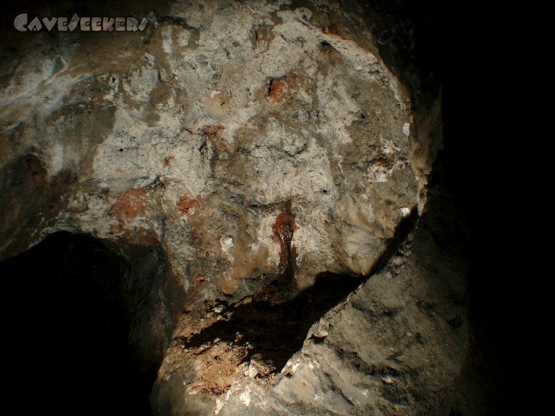 Schwefelhöhle: Versinterung 2 von 2.