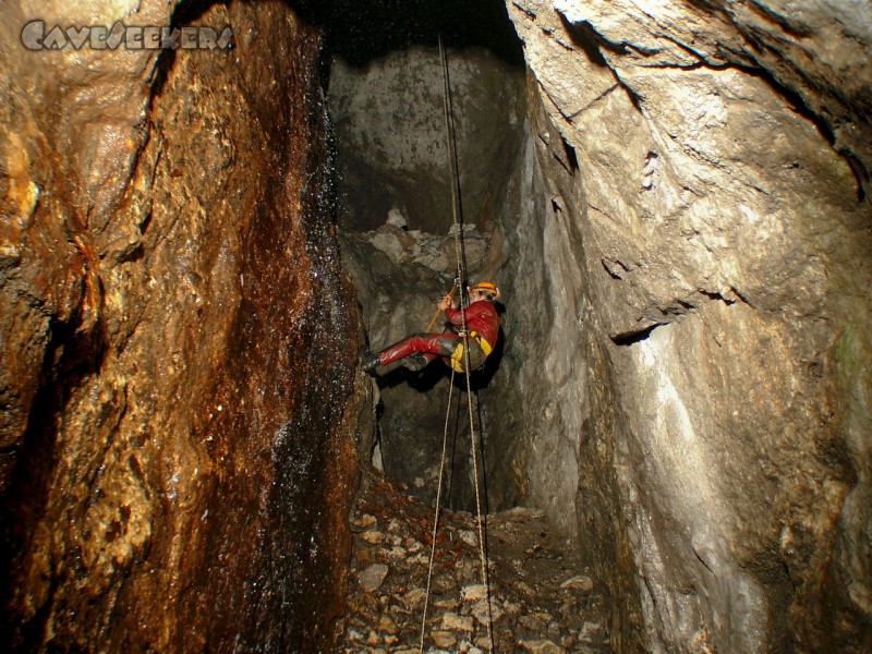 Schwefelhöhle: Aufstieg im Wasserfall. Nichts ist mehr trocken.