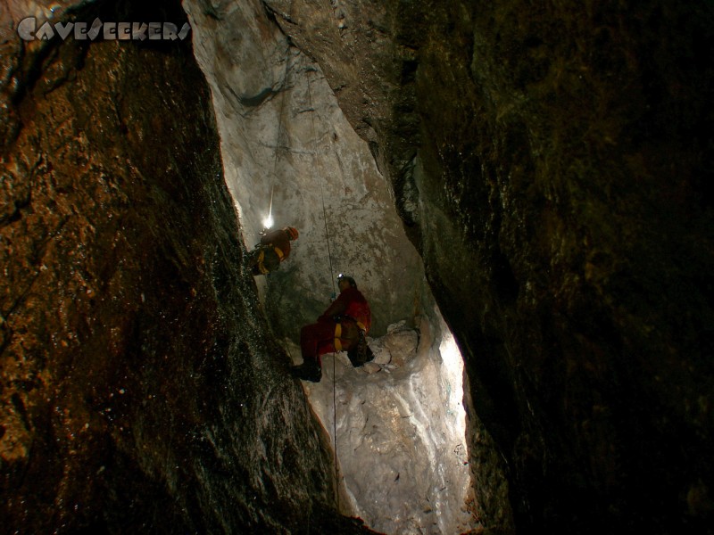 Schwefelhöhle: Frau Hehenberger und Herr Härtl über dem Wasserfall. Hängend.