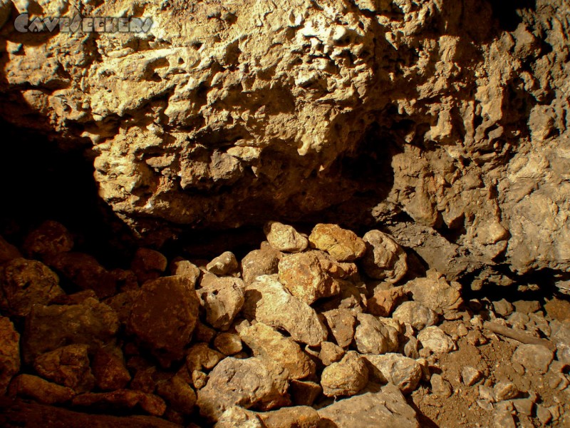 Schweigelshöhle: Offenbar mit viel Freude aufeinandergelegte Steine. Hier gehts weiter. Vermutlich direkt in die Zoolithenhöhle.
