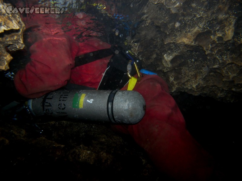 Seeweiherquellgrotte: Eintauchen. Teil 2 - Übersteigen der Engstelle 2.