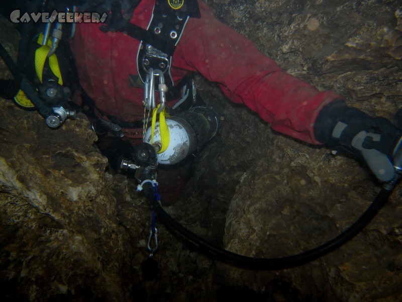 Seeweiherquellgrotte: Eintauchen. Teil 3 - Übersteigen der Engstelle 3.