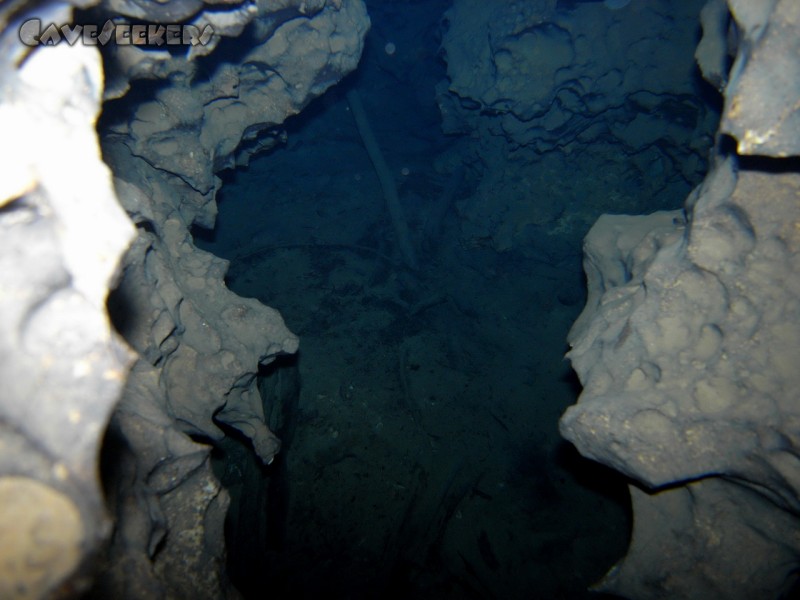 Seeweiherquellgrotte: Blick nach unten.