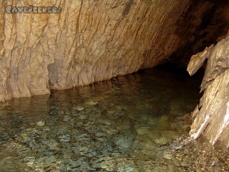 Silver Fox Cave: Wie an der Oberfläche, so auch im Loch: Kristallklares Wasser.