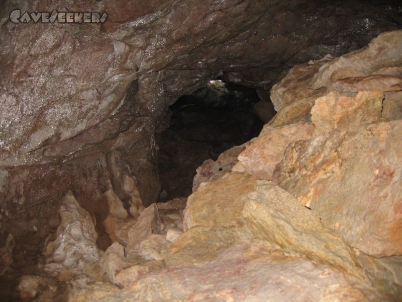 Sinterdeckenhöhle: Im Hintergrund der Eingang!
