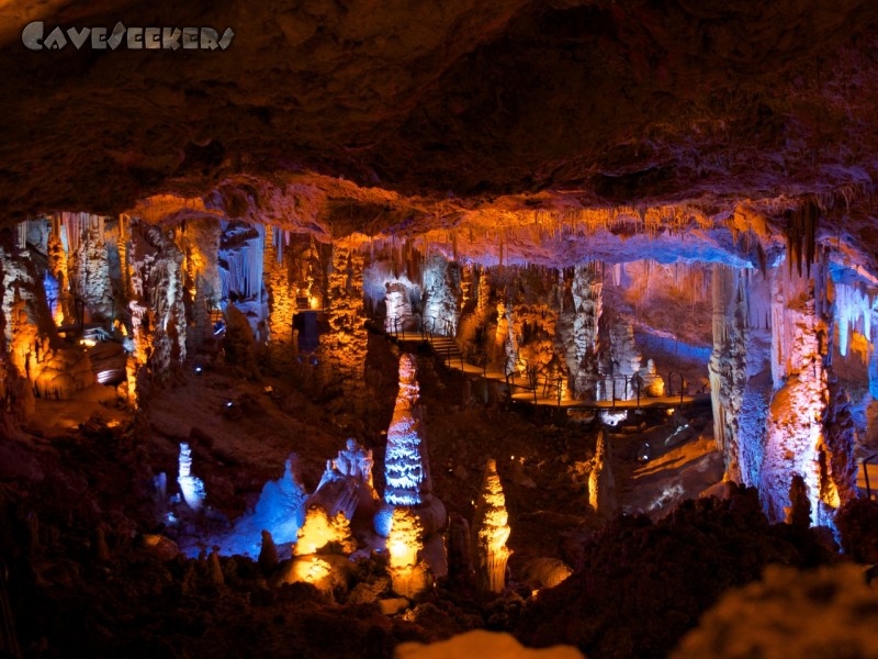Soreq Cave - So stellt sich der Tourist seine Schauhöhle vor. Schön groß - keine Engstellen - und vor allem: bunt! Soreq Cave - So stellt sich der Tourist seine Schauhöhle vor. Schön groß - keine Engstellen - und vor allem: bunt!