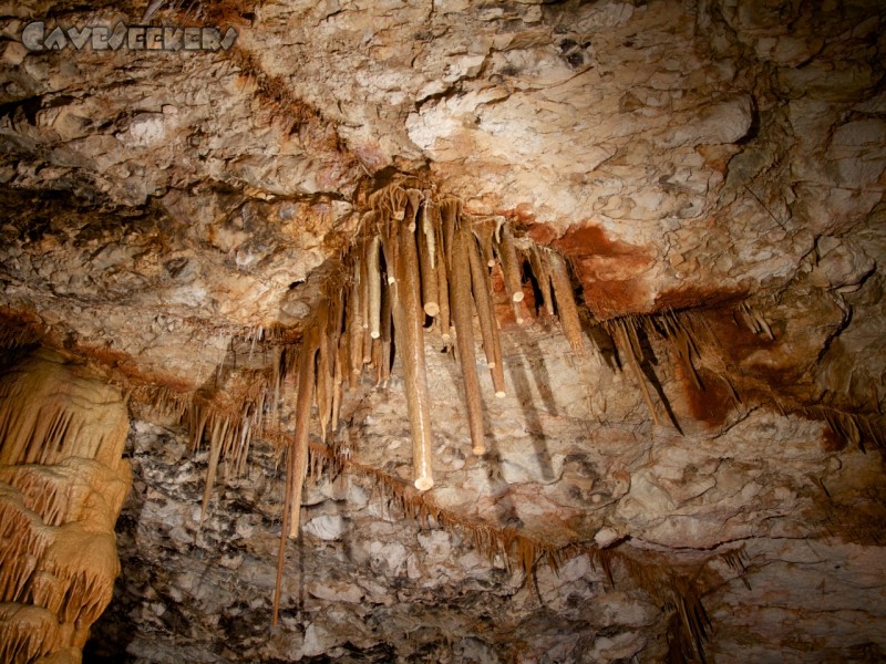 Soreq Cave: Hier kann der Profi schön erkennen, wie Material entlang von Spalten in der Decke in die Halle drängt.