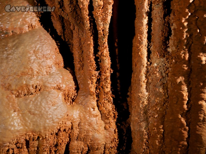 Soreq Cave: Eine Art von vom dreckigen Sinter überdeckten Kristallen? Eventuell - schlimmer Schweissfussgestank des Sitznachbarn vernebelt die Sinne.