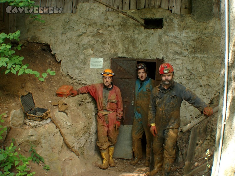 Steinbachhöhle: Trotz bestem Wetter: Verdreckte Kameraden.