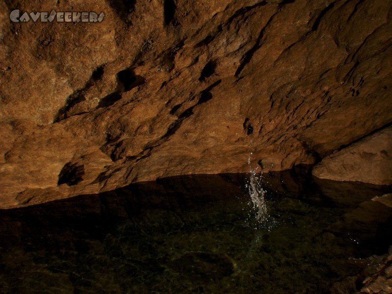 Steinbachhöhle: Zufall: Just in dem Augenblick, als die Blitze feuerten, entstand für wenige Millisekunden spontan diese sehr interessante Wassersäule.