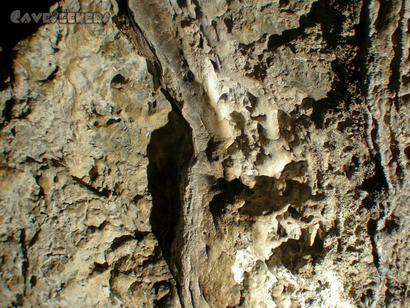Teufelsbrunnen: Höhlemimpressionen über dem Wasser.