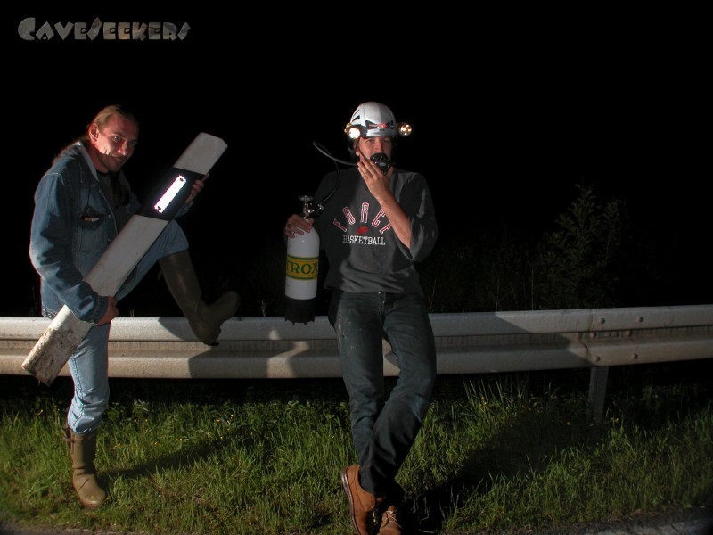 Teufelsbrunnen: Blöd vorm Loch: Aufbrauchen der Nitrox-Reste, Gummistiefel-Luftgitarren-Angler.