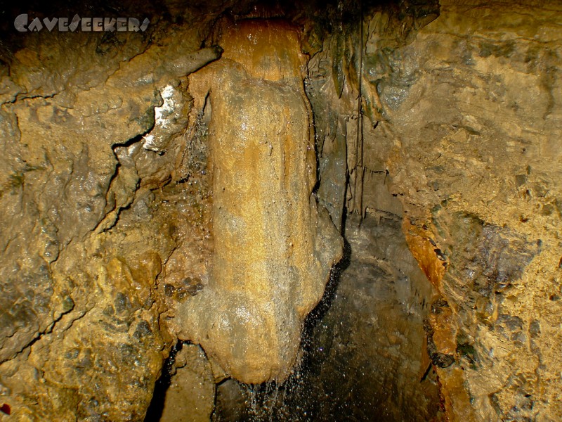 Teufelsloch: Der Stalagtit im Tageslichtbereich, über den anständig viel Wasser in die Tiefe stürzt. Oberer Teil.