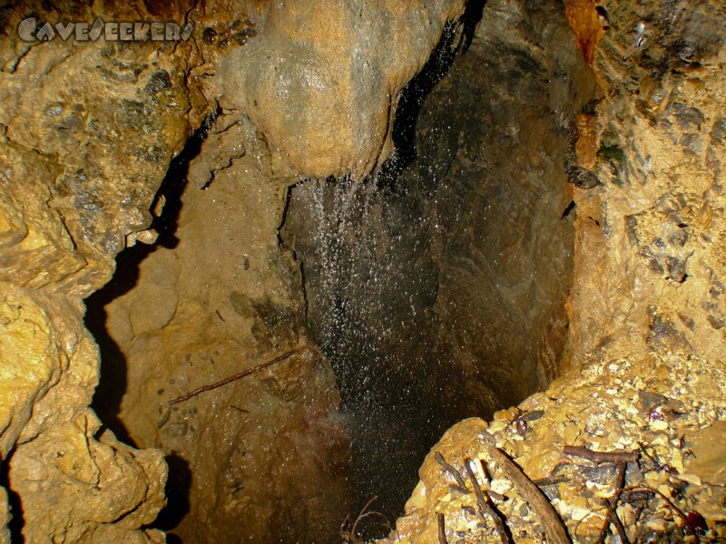 Teufelsloch: Selber Stalagtit. Unterer Teil mit Blick in die Tiefe.